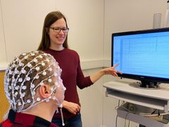 Elisa Ruohonen valmistelee aivotutkimusta laboratoriossa. Kuvaaja on Xueqiao Li.