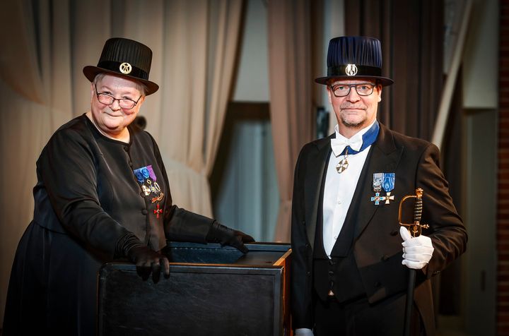 Suomen jääkiekkomaajoukkueen päävalmentaja Jukka Jalonen promovoitiin Jyväskylän yliopiston promootiossa kunniatohtoriksi. Jalonen sai promoottorina toimivalta romaanisen filologian professori Outi Merisalolta tohtorin hatun päähänsä ja miekan käsiinsä.