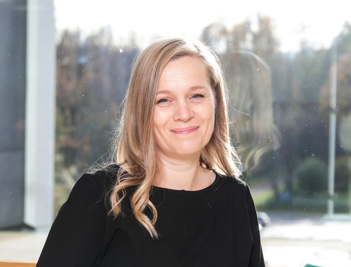 Apulaisprofessorina toiminut Torppa on tutkinut erityisesti lukutaidon ja matemaattisten taitojen kehitystä. Kuva: Petteri Kivimäki