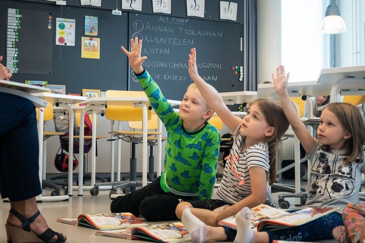 Tuoreen tutkimuksen mukaan avoimet oppimisypäristöt eivät välttämättä lisää liikuntaa, mutta katkaisevat paikallaan oloa perinteistä luokkahuonetta enemmän. Kuva: Jyväskylän yliopisto