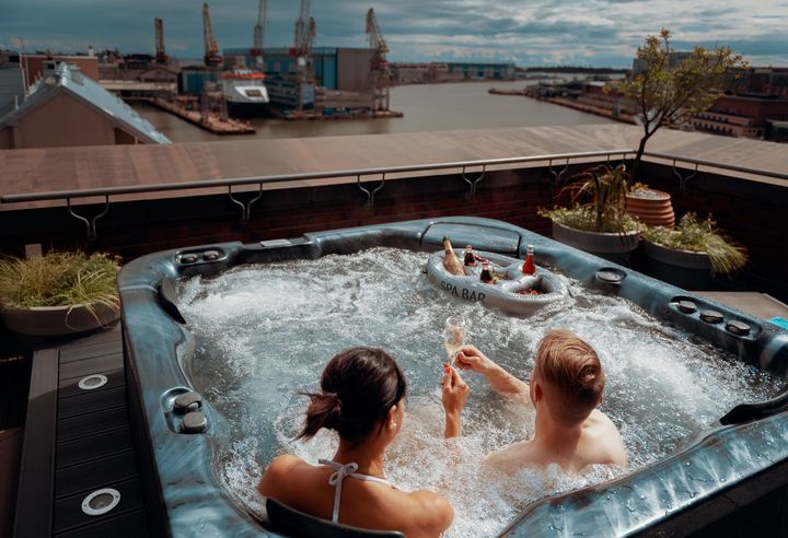 Seaside Suite merellisine näköaloineen ja roof top -porealtaineen tarjoaa poikkeukselliset puitteet.