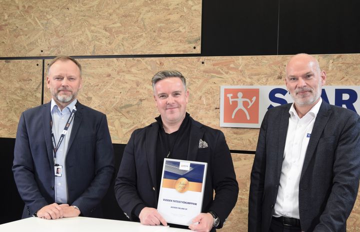Starkin vuoden vahvin yhteistyökumppani 2021- huomionosoituksen vastaanotti Jackon Finlandin myynti- ja markkinointijohtaja Tommi Palomäki.
Kunniakirjan luovuttivat STARK Suomen hankintajohtaja Jari Tuomikoski ja STARK Sourcingin toimitusjohtaja Jørgen Holmgaard.