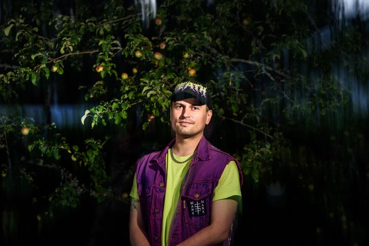Årets unga konstnär 2021 Joel Slotte i Tikanojas konsthem. Bild: Clas-Olav Slotte.