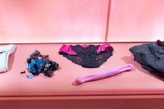 Näyttelyn kuraattorina on toiminut seksuaalikasvattaja Terhi Suokas, jonka keräämästä materiaalista näyttelyssä esillä oleva esineistö pääosin koostuu. Nähtävillä on seksityövälineitä ja muita aiheeseen liittyviä esineitä. Kuva: Maija Astikainen/Helsingin kaupunginmuseo.