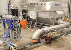 RAVITA-hankkeessa testataan fosforin talteenottoa jätevedestä. Viikinmäen jätevedenpuhdistamoon rakennettu kokeilulaitos on laajentunut kesän 2018 aikana. Lisälaitteet poistavat lietteestä vettä, mikä helpottaa jatkoprosessointia. Nyt syksyllä kokeilulaitos laajenee edelleen ja sen yhteyteen rakennetaan vielä fosforihapon valmistuksen kokeilulaitos.
