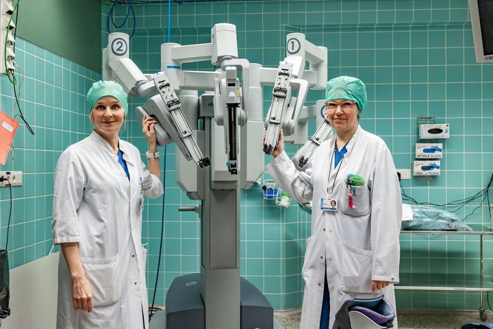 Anna Terho (vas.) ja Sari Koivurova leikkaavat robotin avulla vaikeaa endometrioosia sairastavia naisia. Kuva OYS/Mika Vallineva