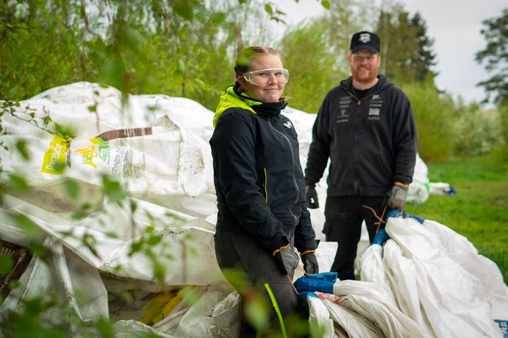 Kuvassa Reilu Teko -keräyksen kautta työllistynyt 4H-nuori Salla Rakkolainen sekä luomuviljelijä ja karjatilallinen Heikki Riihimäki, joka on toimittanut säkkejä keräykseen jo viiden vuoden ajan. Kuva: Ilkka Loikkanen