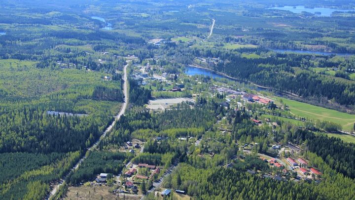 Ilmakuva Uuraisten taajama-alueesta. Uusi liikekiinteistö on suunnitteilla urheilukentän viereiselle alueelle. Kuva: Uuraisten kunnan arkisto.