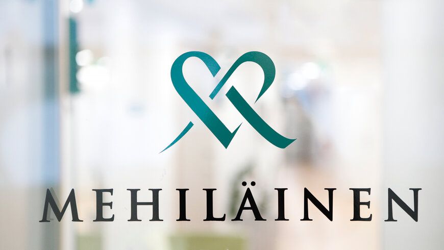 Mehiläisen logo ovessa