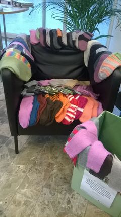 Liikkuva resurssikeskus -hankkeen Nyt Neuolotaan! -kampanjassa kerättiin villasukkia ja käsitöitä lahjoitettavaksi vähävaraisille perheille. Kuva: L. Kaisti.