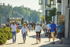 Ihmisiä Vuosaaressa kesällä 2020. Kuva: Lauri Rotko, Helsingin kaupungin aineistopankki.