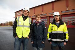 Kalajoelle rakennettiin vuonna 2018 uusi paloasema 8-tien varteen. HSK Sähkö oli mukana toteuttamassa sen talotekniikan. Kuvassa vasemmalta Hannu Kauppi, Johanna Kauppi ja Sami Juola.