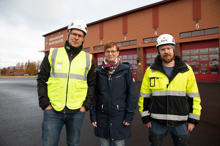 Kalajoelle rakennettiin vuonna 2018 uusi paloasema 8-tien varteen. HSK Sähkö oli mukana toteuttamassa sen talotekniikan. Kuvassa vasemmalta Hannu Kauppi, Johanna Kauppi ja Sami Juola.