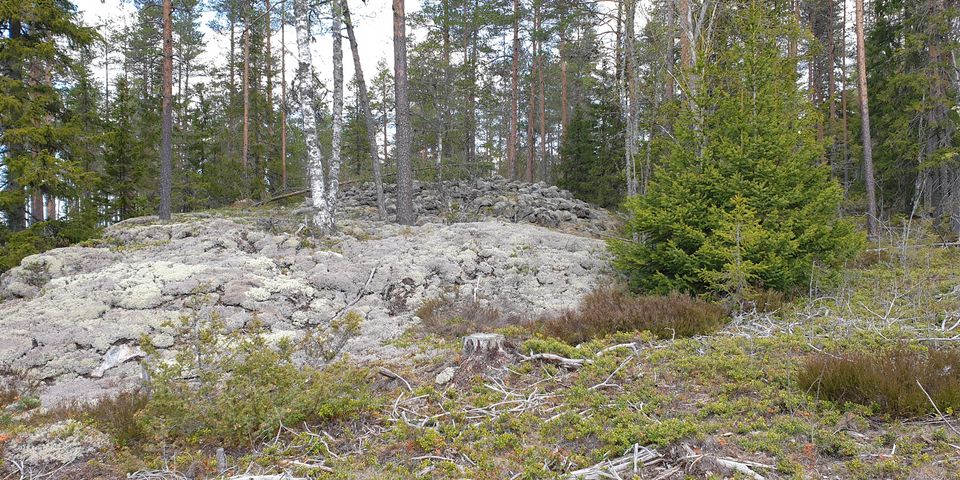 1_Kristiinankaupunki_abackaberget_pronssikautisia-hautaraunioita_2000