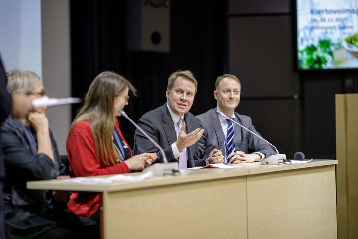 Kiertotalous edellyttää julkisen ja yksityisen sektorin yhteistyötä, arvioivat kansanedustajat Riitta Myller (sdp), Eeva-Maria Maijala (kesk) ja Harri Jaskari (kok) sekä KIVOn toimitusjohtaja Riku Eksymä Kiertovoimapäivien paneelissa 29.11.2017. Kuva: Hopiasepät, Janne Pappila.