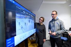 Tältä näyttää jääkiekkovalmentajan uusin työkalu. Näytöllä näkyy video pelistä, jonka pelitilanteet on järjestetty näytön alaosan palkiston aikajanalle. Anri Kivimäen ja Sami Huttusen kehittämä sovellus perustuu konenäkötekniikkaan.