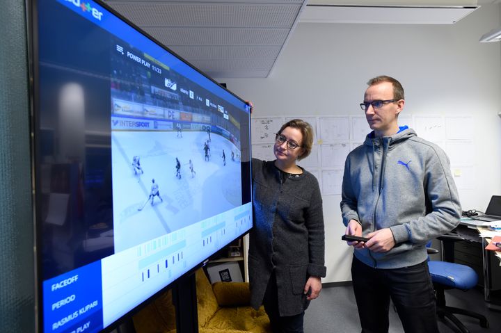 Tältä näyttää jääkiekkovalmentajan uusin työkalu. Näytöllä näkyy video pelistä, jonka pelitilanteet on järjestetty näytön alaosan palkiston aikajanalle. Anri Kivimäen ja Sami Huttusen kehittämä sovellus perustuu konenäkötekniikkaan.