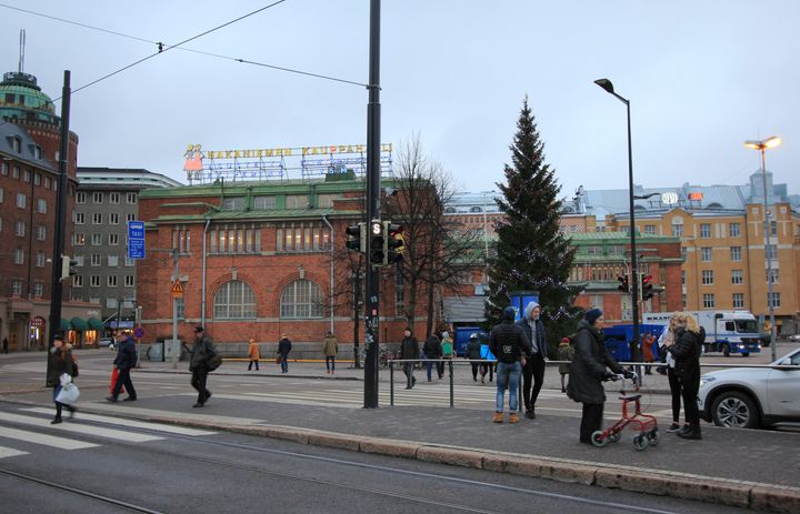 Hakaniemen kauppahallin kauppiaat palvelevat myös hallin remontin ajan.