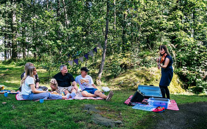 Taidelahjat / esiintymässä Tytti Arola, kuvaaja Saara Autere