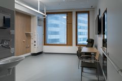 Siltasairaalan vuodeosastojen potilashuoneet ovat pääasiassa yhden ja kahden hengen huoneita. Sairaansijoja on yhteensä 215.