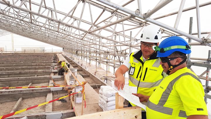 Olympistadionilla Assemblinilaiset työn touhussa. Kuva: Assemblin Oy