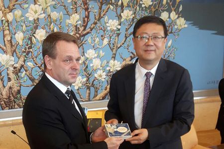 Helsingin pormestari Jan Vapaavuori ja Pekingin pormestarin Chen Jining tapasivat Pekingissä.