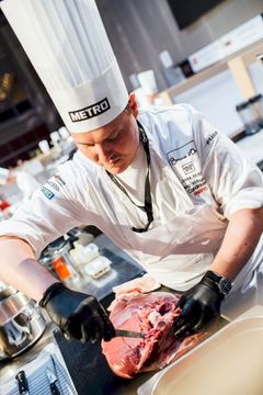 Suomen Bocuse d'Or -edustaja Eero Vottonen Budapestissa pidetyissä Euroopan-karsinnoissa 10.5.2016. Kuva: Jussi Ulkuniemi