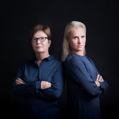 Tomas Gads eli Satu Roos (vas.) ja Kaisa Nummela (kuva: Petra Tiihonen, Alias Studiot Oy)