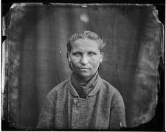 26-vuotias Maria Vilhelmina Flink Tammelasta kuvattuna vuonna 1873. Kuva: Gustaf Retzius, Museovirasto.
Suomen sukututkimusseuran Hiski-tietokannan tietojen mukaan Maria Flink oli syntynyt 8.6.1847 Tammelan Kuuston kylässä.