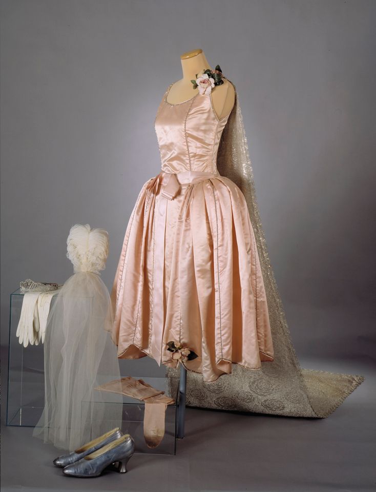 Reville Terry Ltd:n suunnittelema vaaleanpunainen strassikoristeinen tyylipuku vuodelta 1928, Suomen kansallismuseo. Valokuva: Jan Lindroth / Museovirasto.