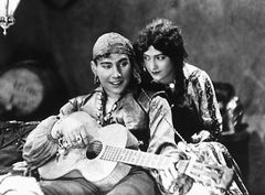 Romanttinen ja eksoottinen Mustalaishurmaaja (1929) oli 18-vuotiaan Valentin Vaalan esikoisohjaus. Kuva: KAVI.