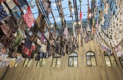 Kaarina Kaikkonen: Valon paino / Fallande ljus / Falling light (2016). Photo: Finnish National Gallery / Jenni Nurminen.
