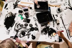 Creatures of Metsola, 2021. Artist Laura Merz and a group of local children from Espoo have created animal-themed illustrations to decorate the construction hoarding around the new Metsola day-care centre in Tapiola. Image: Paula Virta / EMMA – Espoo Museum of Modern Art.