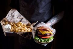 Tiivis mutta tuhti ruokalista keskittyy rentoon lomaruokaan. Kuvassa komeileva cheeseburger sisältää Coloradon omalla reseptillä valmistetun burgerpihvin, aitoa cheddarjuustoa, tomaattia, salaattia, friteerattua sipulia, sinappia ja ketsuppia.