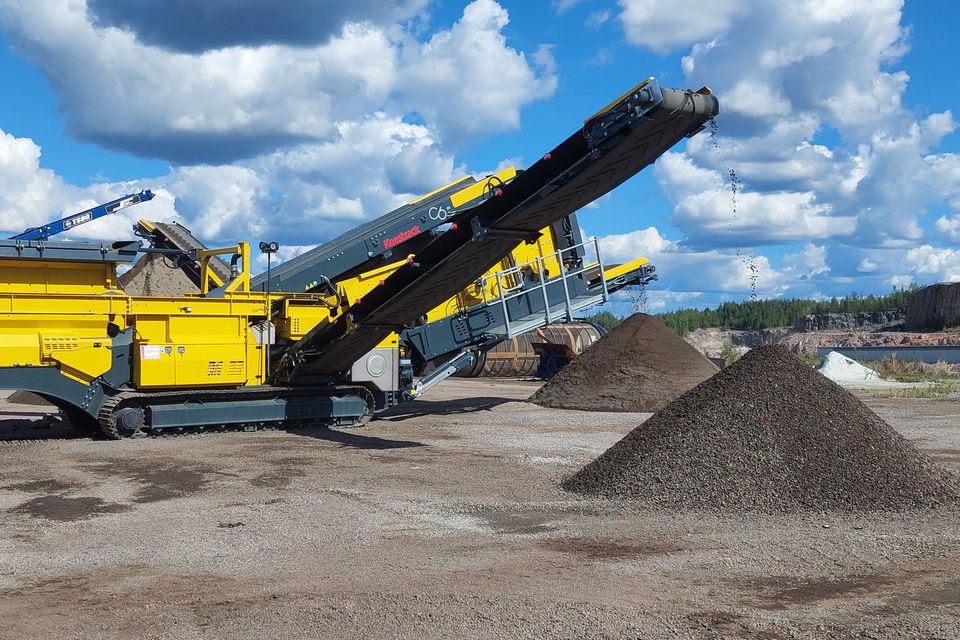 Käytetty hiekoitusmateriaali seulotaan kierrätystuotteeksi Kreaten Tikkurilantien kiertotalousalueella Vantaalla. 