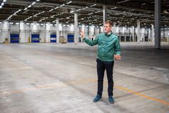 S-ryhmä avaa automaatioavusteiset ruoan keräilykeskukset vuoden 2024 aikana. Kuvassa HOK-Elannon ruoan verkkokaupan kehitysjohtaja Jukka Ranua tulevassa automaatiokeskuksessa Vantaalla. Kuva: Lari Lappalainen