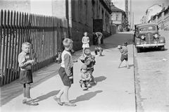 Lapsia leikkimässä Kolmannella linjalla 1950-luvun alussa. Kuva: Helsingin kaupunginmuseo/Eino Heinonen