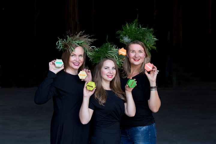 Luonkosin perustajat Miia Leino (vas), Jonna Vesterinen ja Piritta Fors käsissään Luonkosin innovatiivisia luonnonkosmetiikan ihoherkkuja.