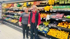 Sale Huhtasuon uudistustyöt ovat valmistuneet. Myymäläpäällikkö Erkki Routavuo ja apulaismyymäläpäällikkö Sanna Toikkanen esittelevät uudistunutta hedelmä- ja vihannesosastoa. Kuva: Outi Terho / Keskimaa