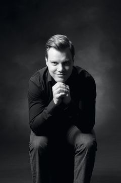 Veli-Antti Koivuranta on  toiminut Helsinginkadun Filharmonikkojen kapellimestarina 20 vuotta.