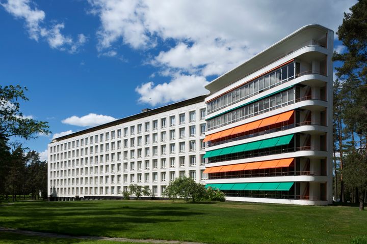 Paimon parantolan funktionalistista arkkitehtuuria edustava potilassiipi. Kuva Maija Holma, Alvar Aalto -museo.