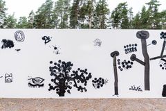 Creatures of Metsola, 2021. Artist Laura Merz and a group of local children from Espoo have created animal-themed illustrations to decorate the construction hoarding around the new Metsola day-care centre in Tapiola. Image: Paula Virta / EMMA – Espoo Museum of Modern Art.