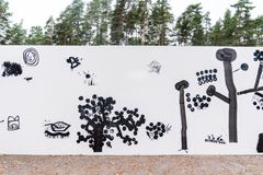 Creatures of Metsola, 2021. Artist Laura Merz and a group of local children from Espoo have created animal-themed illustrations to decorate the construction hoarding around the new Metsola day-care centre in Tapiola. Image: Paula Virta / EMMA – Espoo Museum of Modern Art.