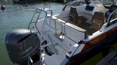 In the design of the Buster Magnum E, special attention was paid to the passenger area and mobility on board. The passenger area is extremely spacious and sheltered. The boat is easy to board via the wide aft deck and the door between the backrests.