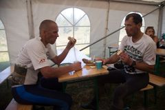 Joukkueet saavat koska tahansa palata kilpailukeskukseen syömään, juomaan, lepäämään tai vaihtamaan varusteitaan. Kuva: Rogainingin MM-kisat 2015. 