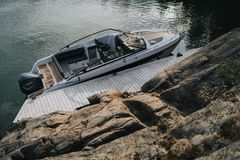 Den nästan nio meter långa Yamarin 88 Day Cruiser erbjuder 12 personer fina förhållanden för båtutfärder och i de två kajutorna kan upp till fem personer övernatta.