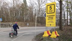Liityntäpyöräilykampanja alkoi Helsingistä Oulunkylän asemalta, jossa aseman ympäristöön on noussut kylttejä tuomaan esiin aseman hyvää saavutettavuutta pyöräillen. Kuva: HSY / Aino Hatakka