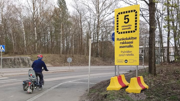 Liityntäpyöräilykampanja alkoi Helsingistä Oulunkylän asemalta, jossa aseman ympäristöön on noussut kylttejä tuomaan esiin aseman hyvää saavutettavuutta pyöräillen. Kuva: HSY / Aino Hatakka