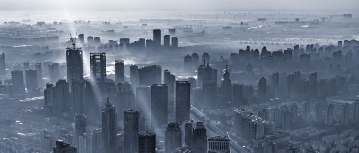 Kevään poikkeusoloissa tehdyssä tutkimuksessa selvisi, että joissakin pahimmin saastuneissa kiinalaisissa kaupungeissa saastesumu ei hälvennyt vaan jopa lisääntyi. (Kuva: Sergey Breev, Mostphotos)