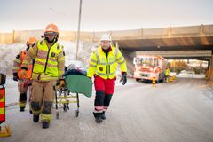 Pelastuslaitoksen palomies-ensihoitajia työssään.